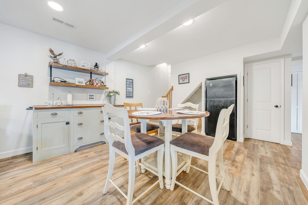 Lake Point Retreat - Lakefront Home With Hot Tub, Fire pit & Game Room