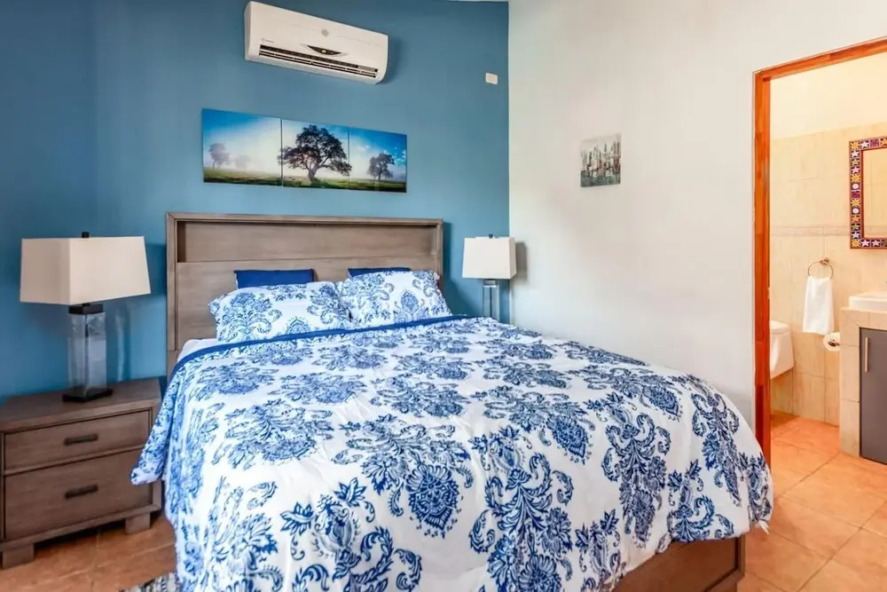 Bromelia 6 - 2 BR Condo Just 2 Blocks From Beach and Town