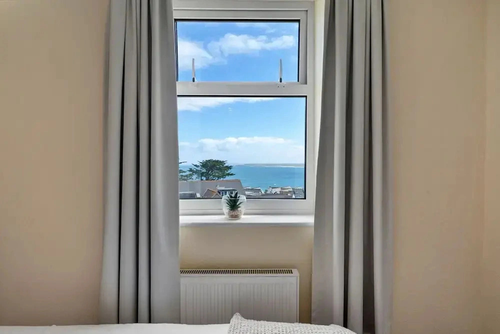 Cozy St Ives Apartment Retreat, No Deposit