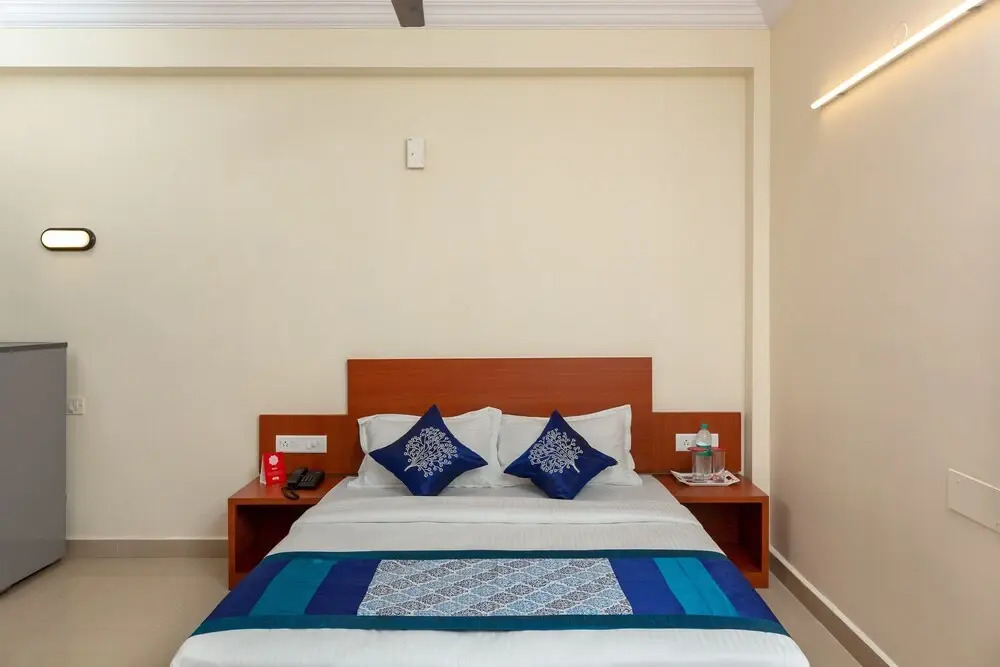OYO 22105 Hotel Half Moon Inn