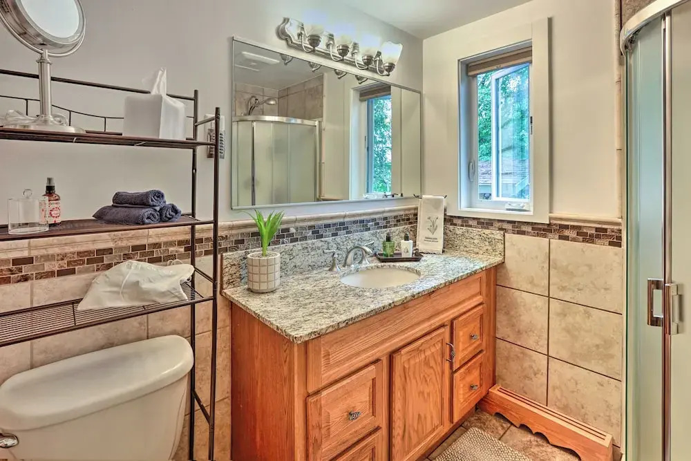 Vibrant 3BR Near Downtown w/ Fireplaces