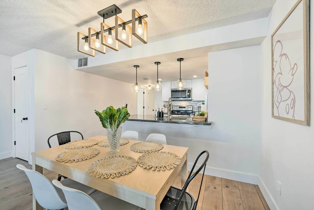 Chic Kissimmee Townhome: 4 Mi to Disney!