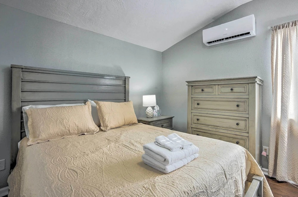 Cozy Montgomery Home: Walk to Lake Conroe!