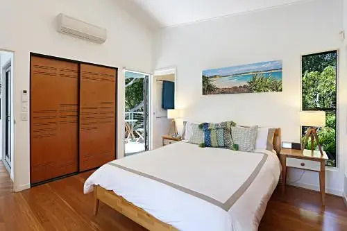 Barefoot Bungalow - Castaways Beach