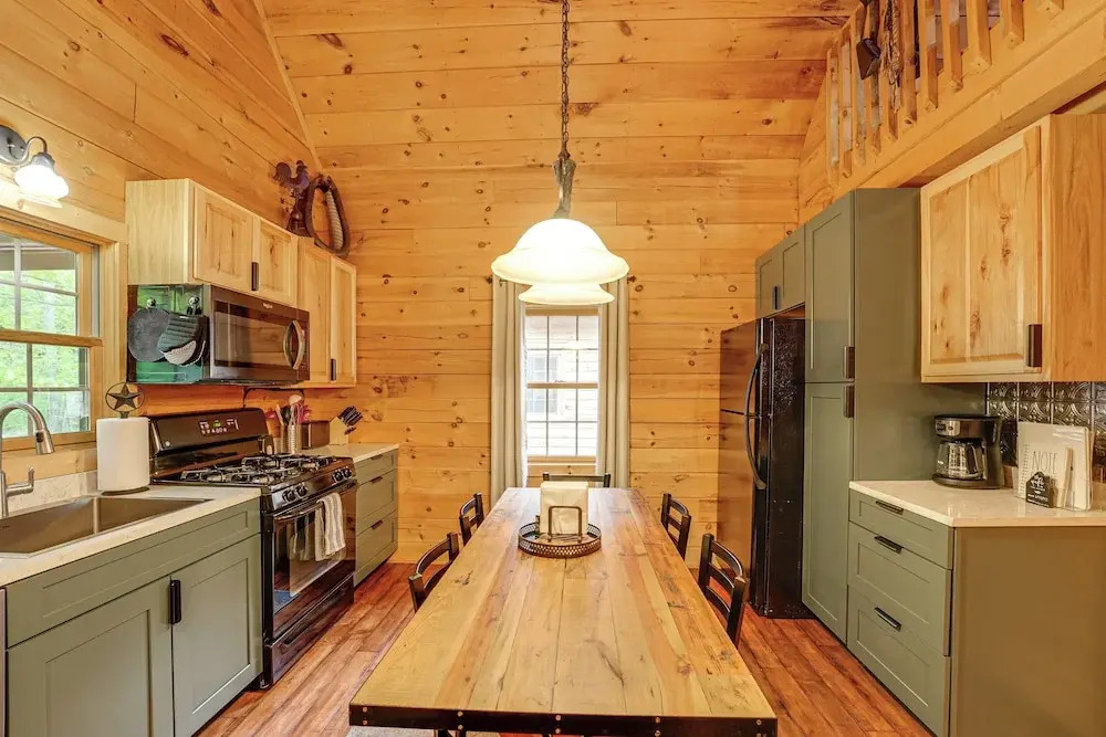 Fire Pit & Porch: Warm & Woodsy Rothbury Escape!