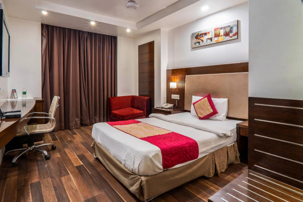 Hotel Le Roi Near New Delhi Railway Station