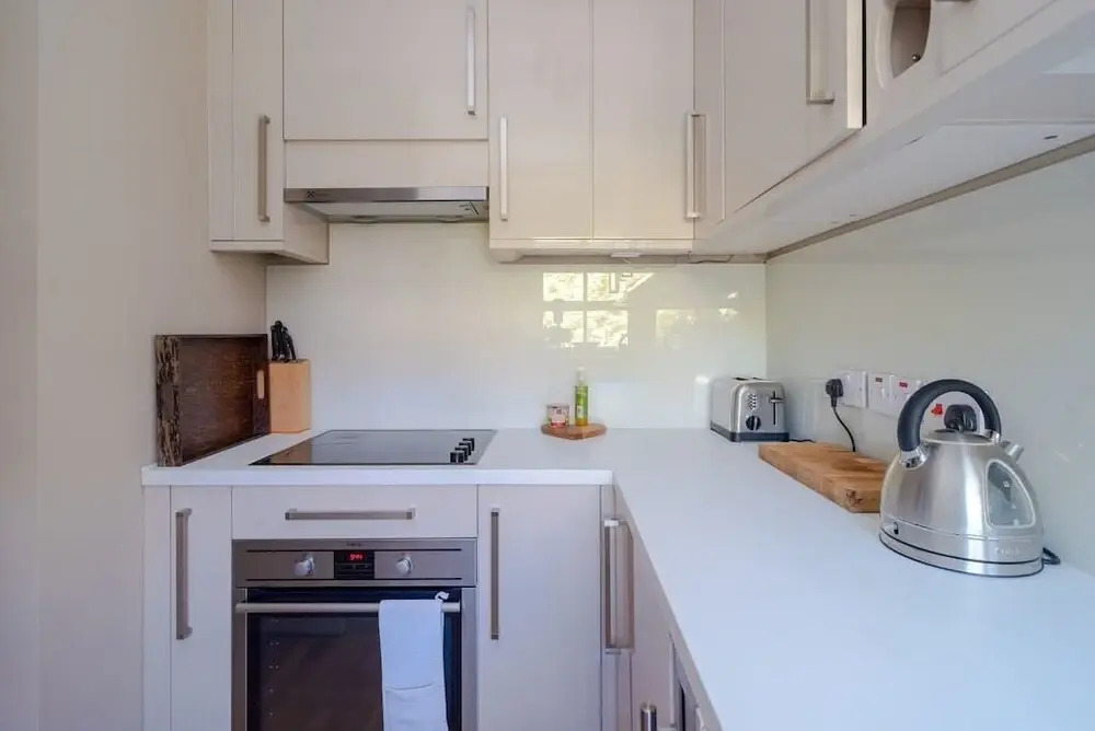Lovely 2BR Home in Battersea W/parking, 3 Guests!