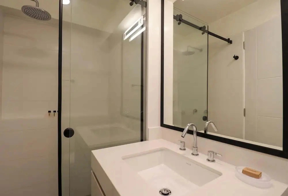 w Stylish 2BR Retreat w Balcony in Miraflores