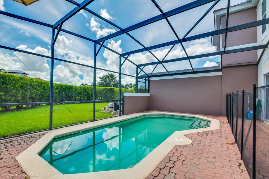 4 bed town home with full size pool Close to Disne