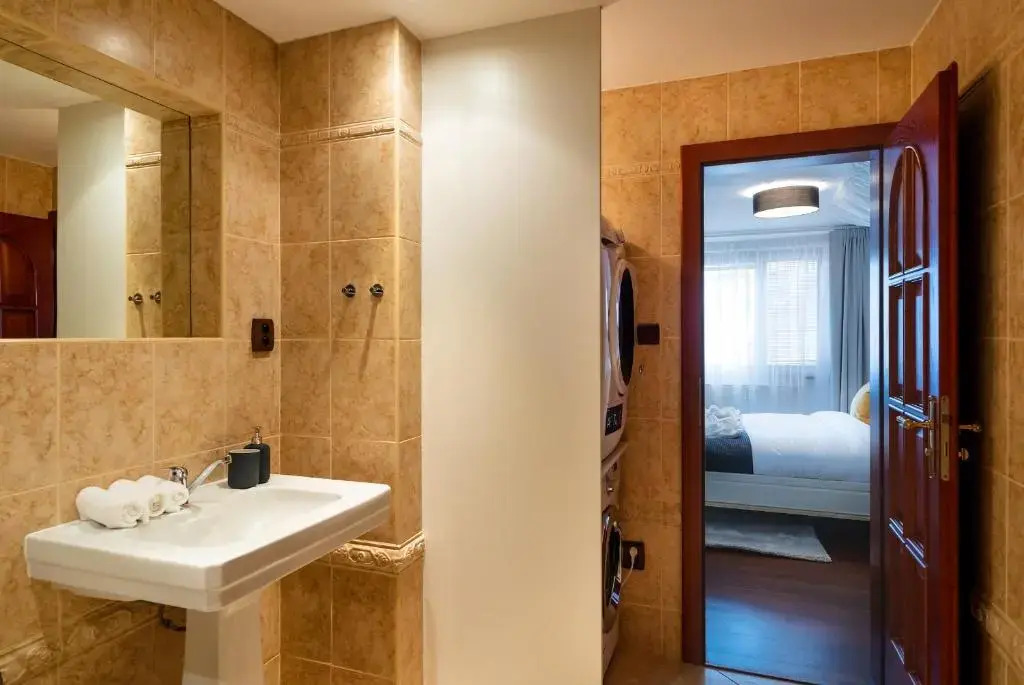 5BR 2BATH Masarykovo nábřeží apartment