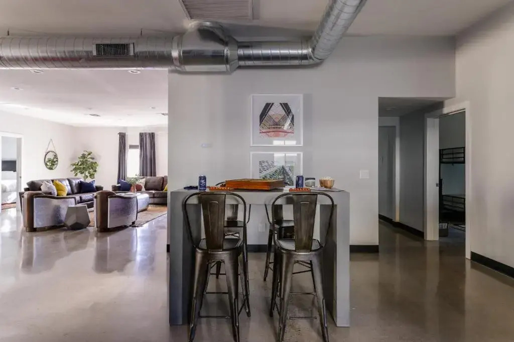 Luna Stellar by AvantStay Modern Artists Loft Buyout w 10 BRs Patio Billiards
