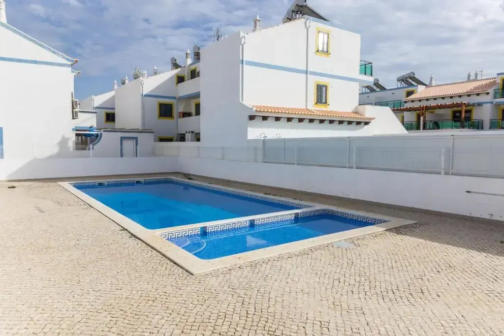 4 bedroom villa wi-fi and shared pool by ALGARVEMANTA
