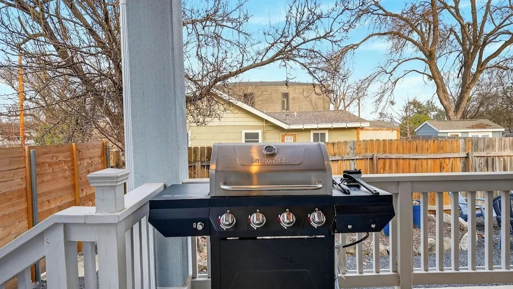Chestnut Ember by Avantstay Indoor-outdoor Living + Firepit + Balcony + Near Downtown Austin Hotspots