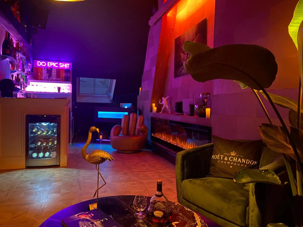 CoCo Paradiso suite - DJ booth, bar, cinema, terrace, bathtub, kingsize bed