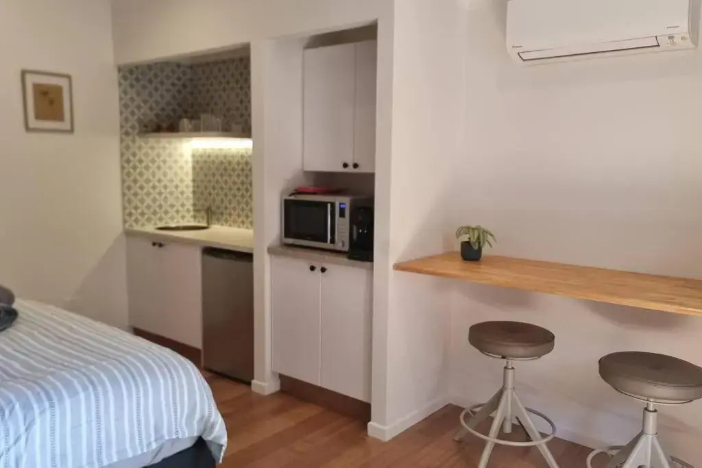 Alcorn Garden Studio Main House Attached-Dog friendly 2 mins walk to beach