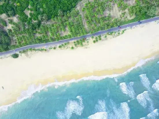 Surfing Design Meisu with Seaview Surfing in the Huandao Jia Xihai (Wanning Sunac Riyue Bay)