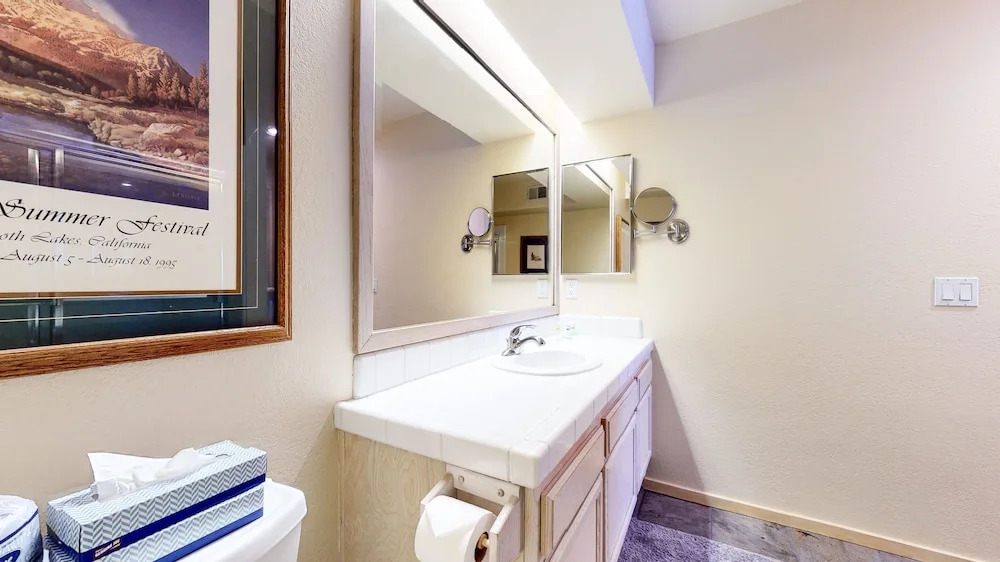 Snowcreek IV 622 Light, Bright and Updated, Walk to Snowcreek Athletic Club by RedAwning