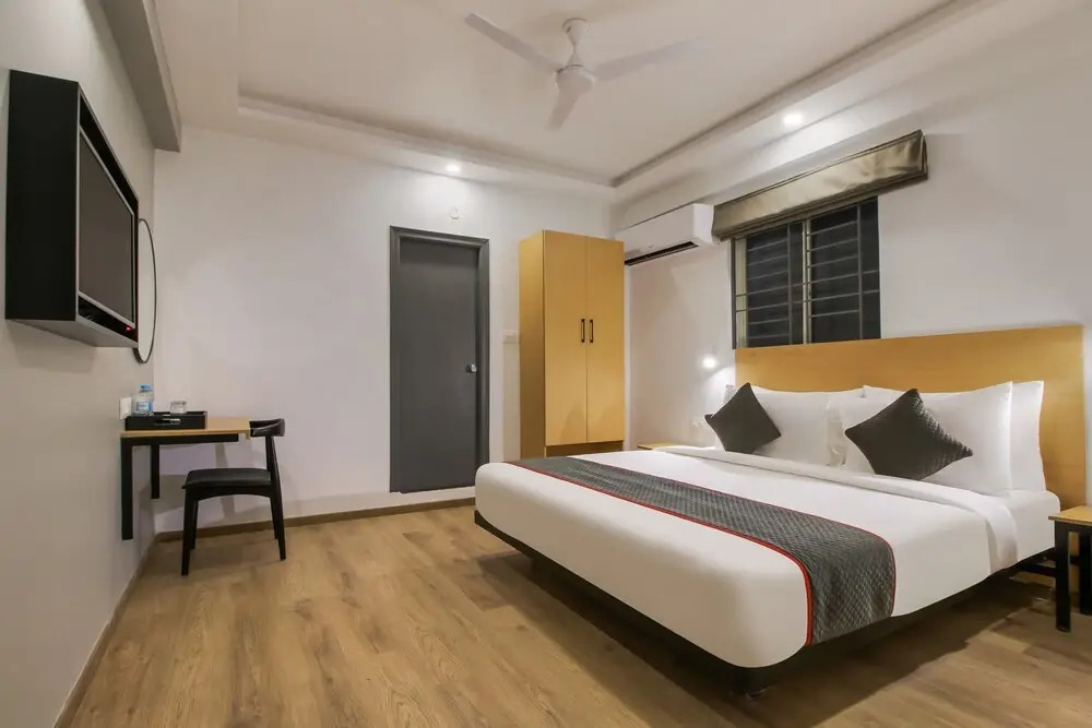 OYO Townhouse 180 Sant Regency