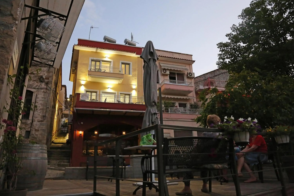 Under the Aqueduct boutique house