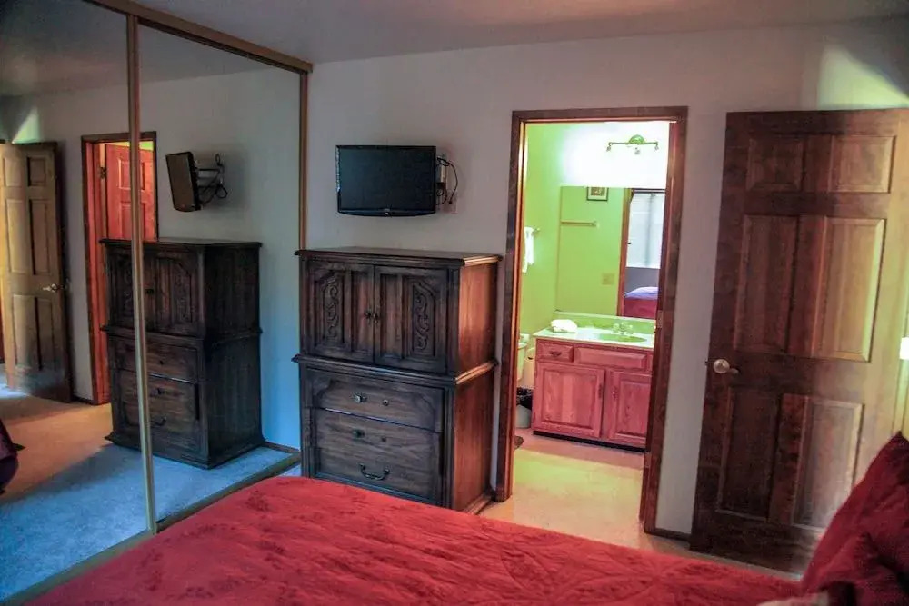Snowflower 81 Mountain Rustic with Great Complex Amenities, On The Shuttle Route by RedAwning