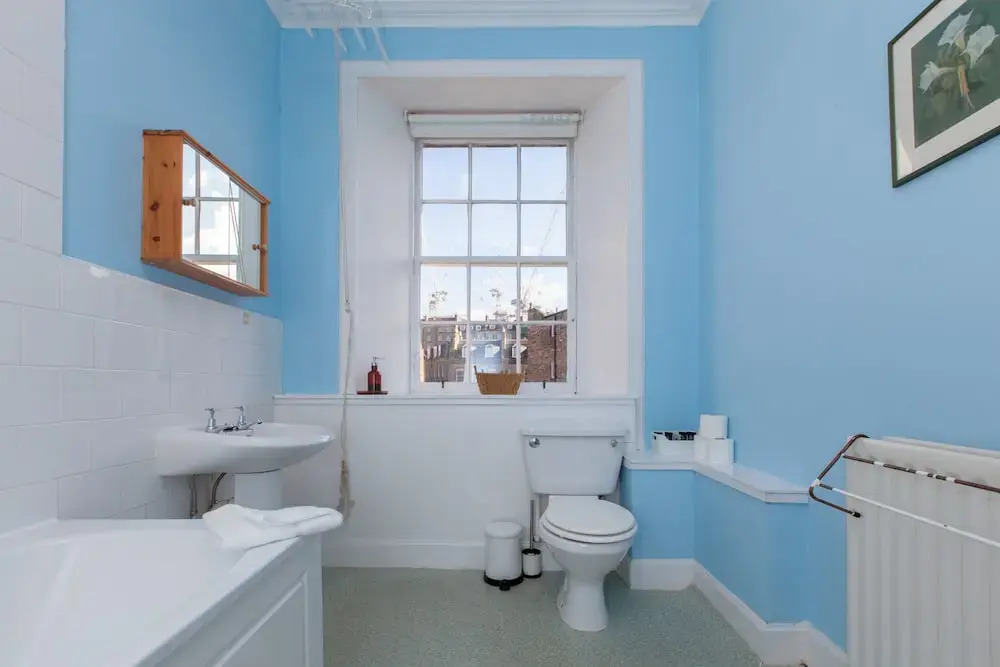 Traditional 3 Bedroom Apartment in Central Edinburgh