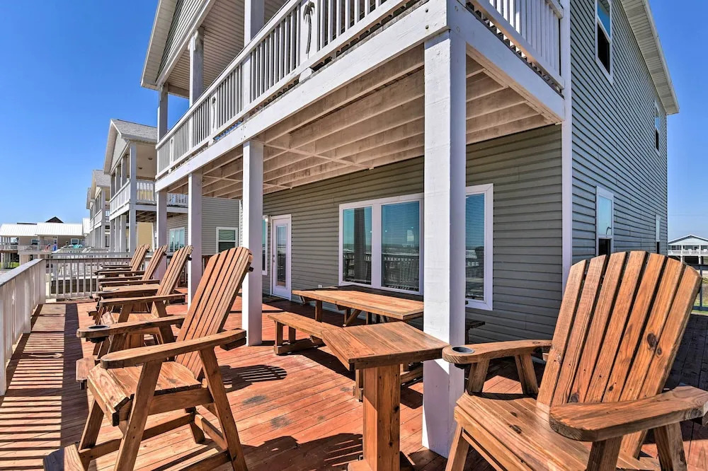 Gulf-View Home w/ Dog Run in Surfside Beach