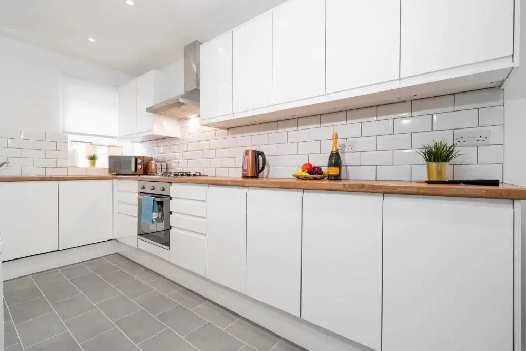 Luxury Six En-Suite Bedroom Apartment - Smart TV's - WIFI - TOP RATED