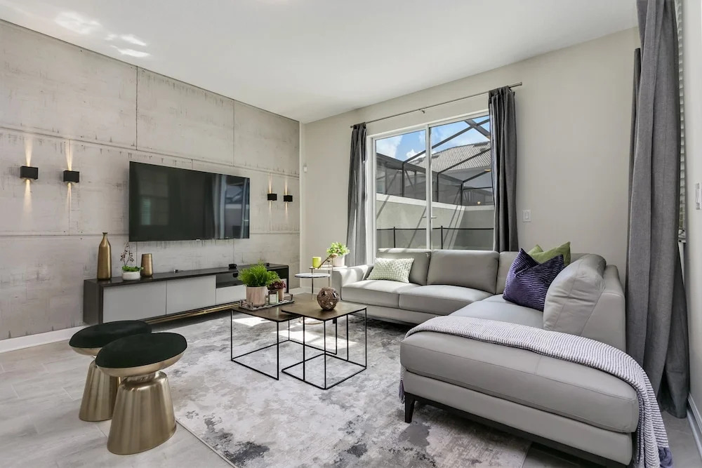 4bed 3Ba Storey Lake Home w. Pool