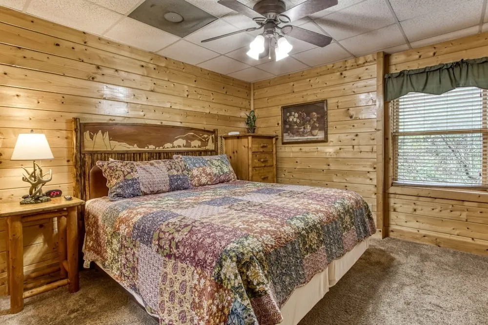 ERN819 - Mountain Majesty - Great Location! Close to All the Action! cabin