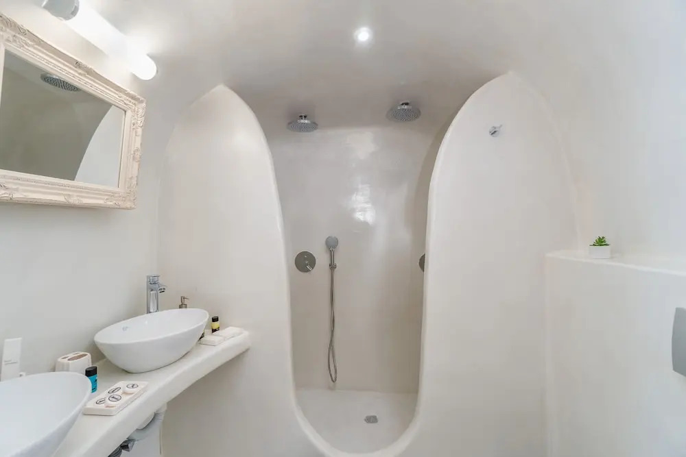 Fira-Cave-Sleeps 13-Parking-Pool-Pet Friendly
