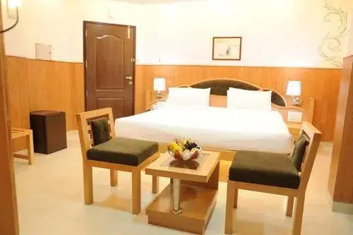 La Promenade Hotel