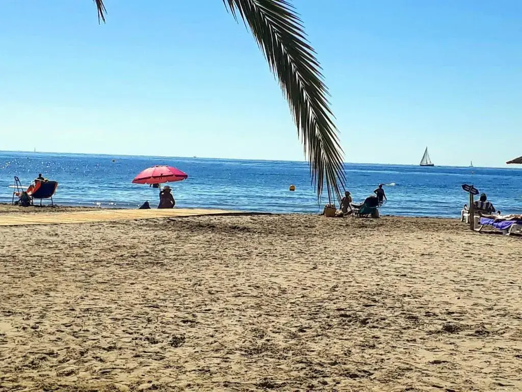 2 bedroom's flat on the beach, City center, 1 line