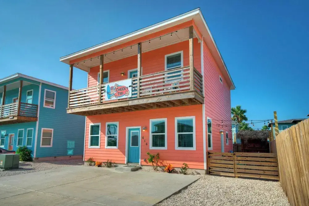 Sleeps 24, 2 Homes Pool, Backyard Tiki Bar, Fire Pit, Cornhole Walk to Beach