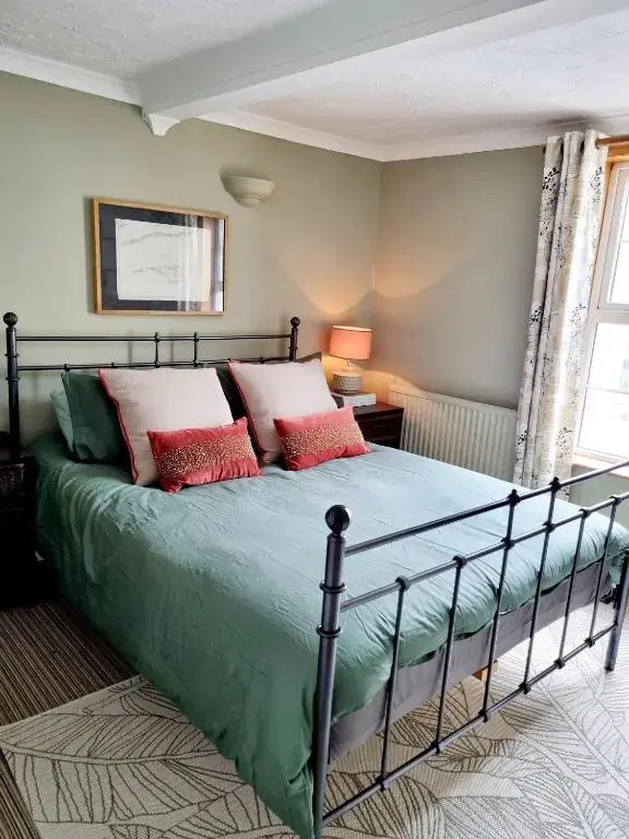 2 bedroom house within walking distance of town