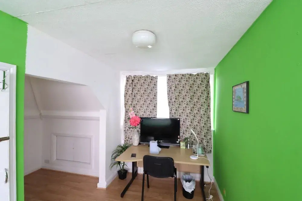 A Bright Massive Studio Room Near Wembley