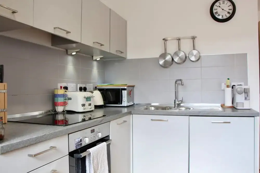 2 Bedroom Edinburgh Apartment In Great Location