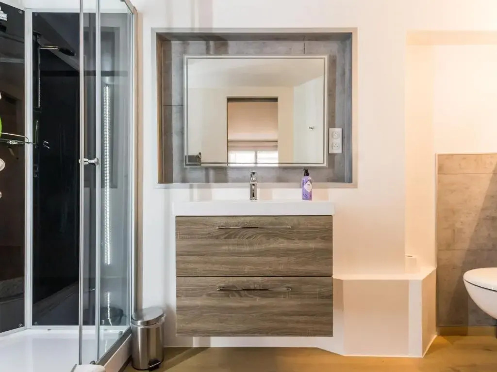 Maison de ville à St Nazaire, près du front de mer, climatisée, 3 chambres avec sdb privatives, WiFi - FR-1-306-1203