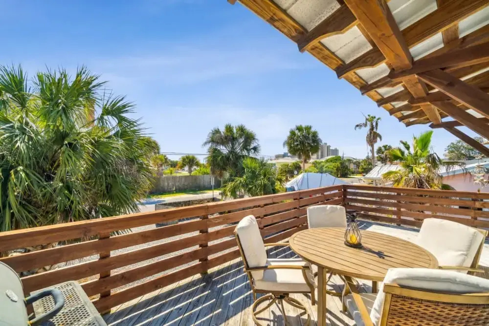 Newly Renovated 2 Bedroom Beach House Free Parking