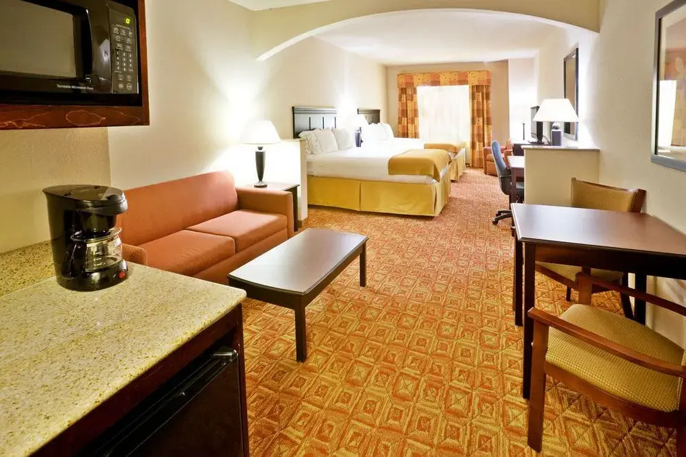Holiday Inn Express & Suites Denison North-Lake Texoma