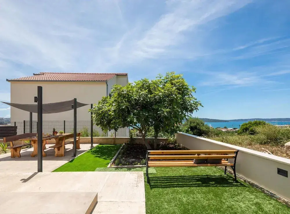 Contemporary Apartment With Terrace and Spacious Garden