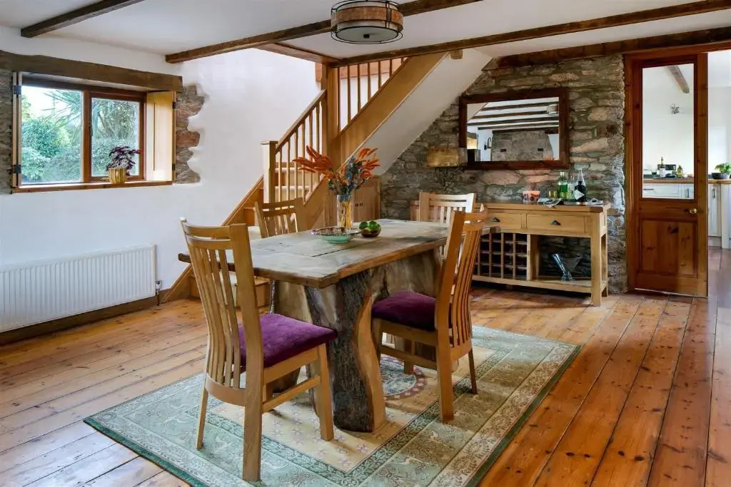 The Old Coach House - Converted barn with private garden parking and fireplace