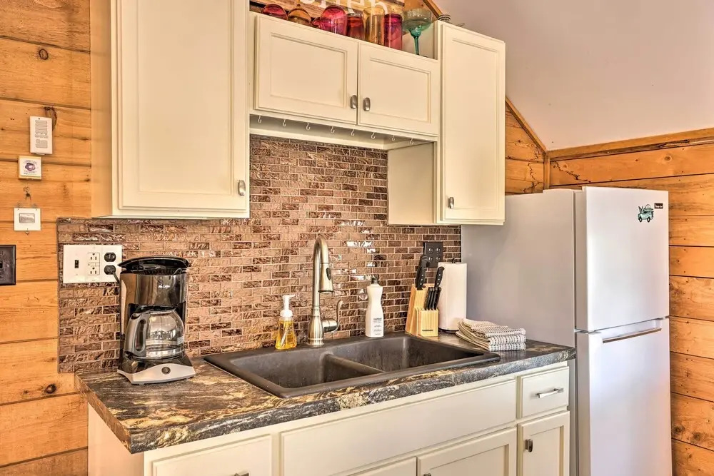 Quaint Studio w/ Shared Beach: Walk to Suttons Bay