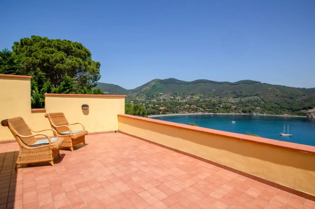 Between dreams and stars, Villa Capo Stella stands majestically on the cliff and is embraced by the-Villa Capo Stella
