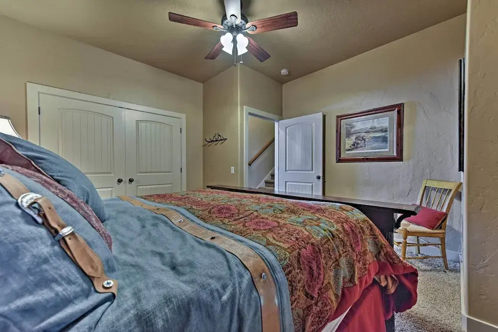 Cabin w/ Beach Access, Sport Court, Hot Tub & View