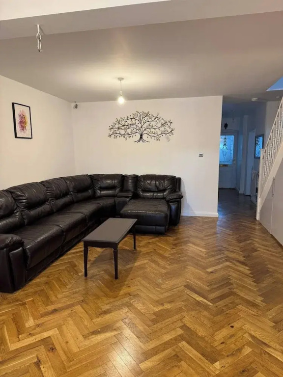 Spacious 4-bedroom Home in Ashford, Kent - Perfect for Families and Groups