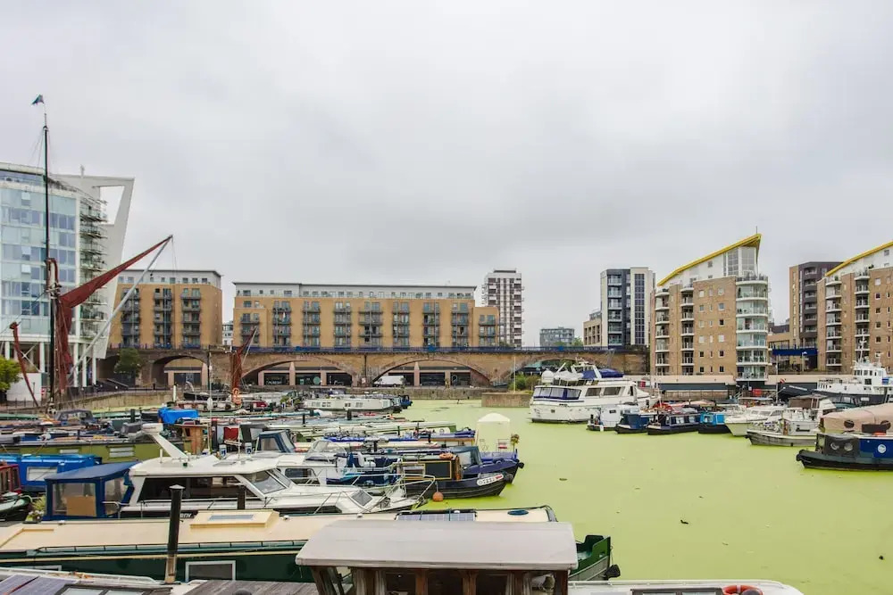 Modern 1 Bedroom Apartment With Balconies And Marina Views