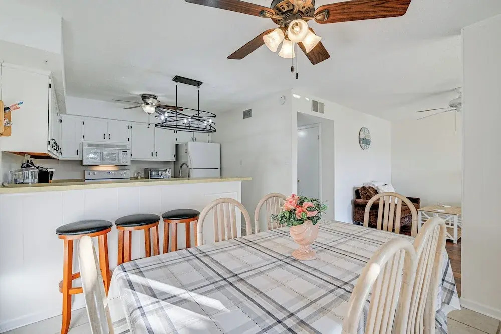 3 Mi to Surfside Beach & Pier: Townhome w/ Balcony