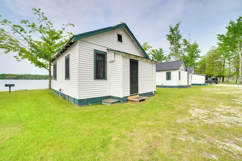 Sandy Beach & Sunset Views: Lakefront Escape!