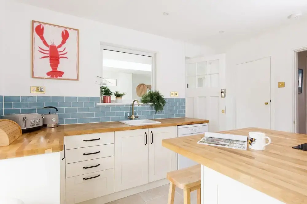 Newly Renovated Cottage 150m from Waterfront
