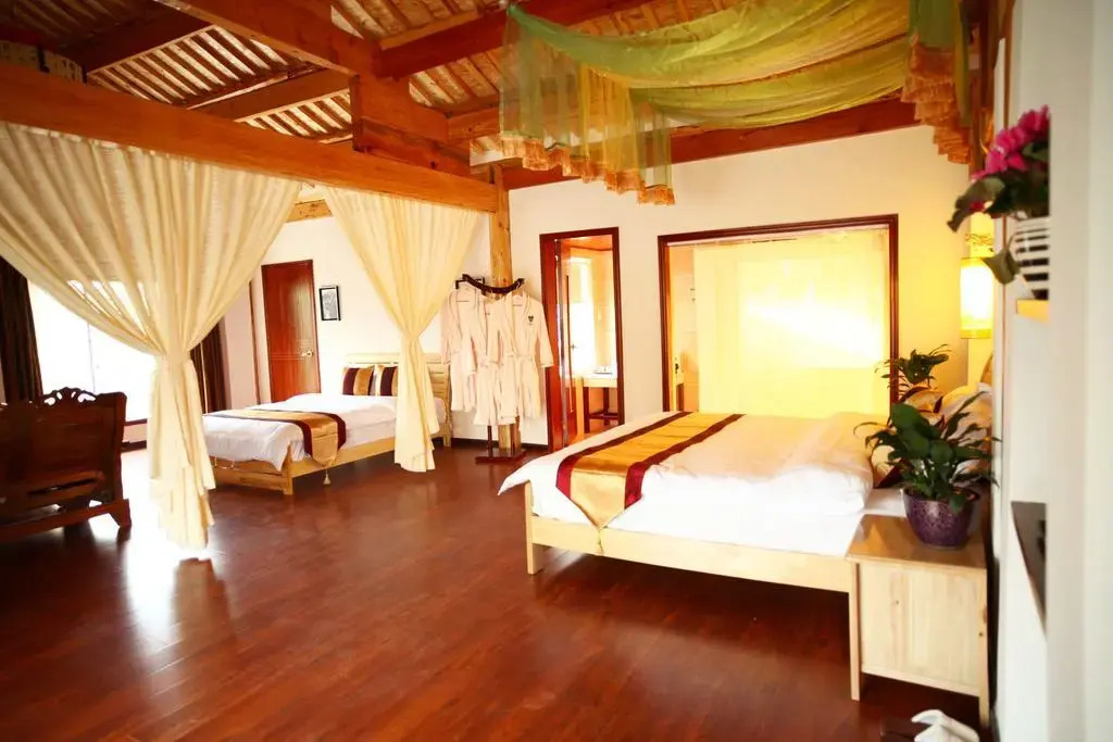 Lijiang Left Bank Holiday Inn